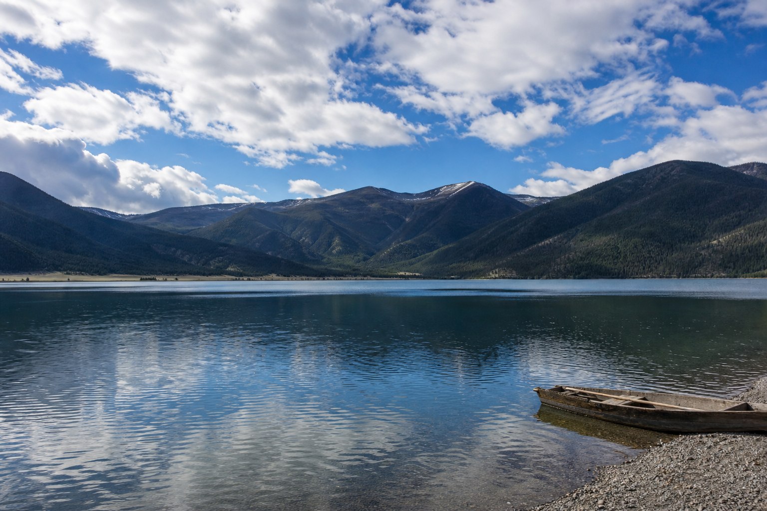 Lac de montagne en Mongolie dans la r&eacute;gion du Khangai